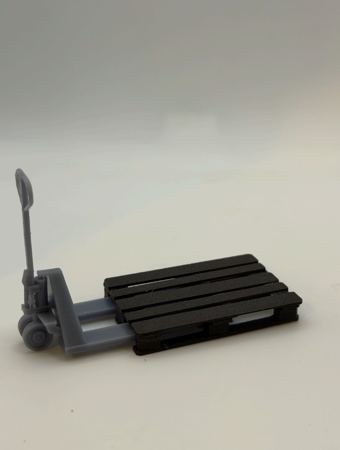 Pallet pump truck and pallet