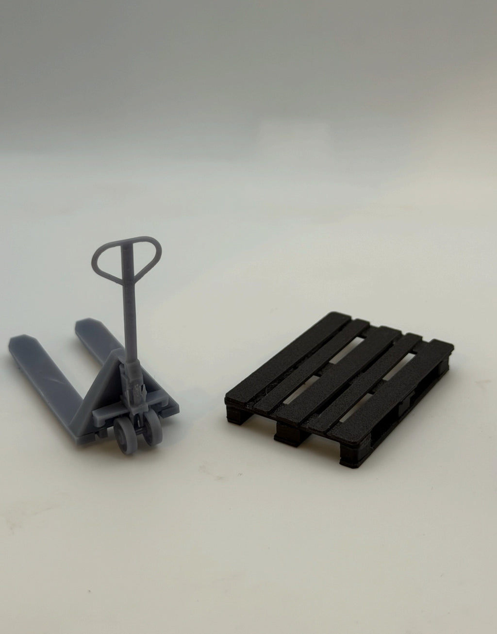 Pallet pump truck and pallet