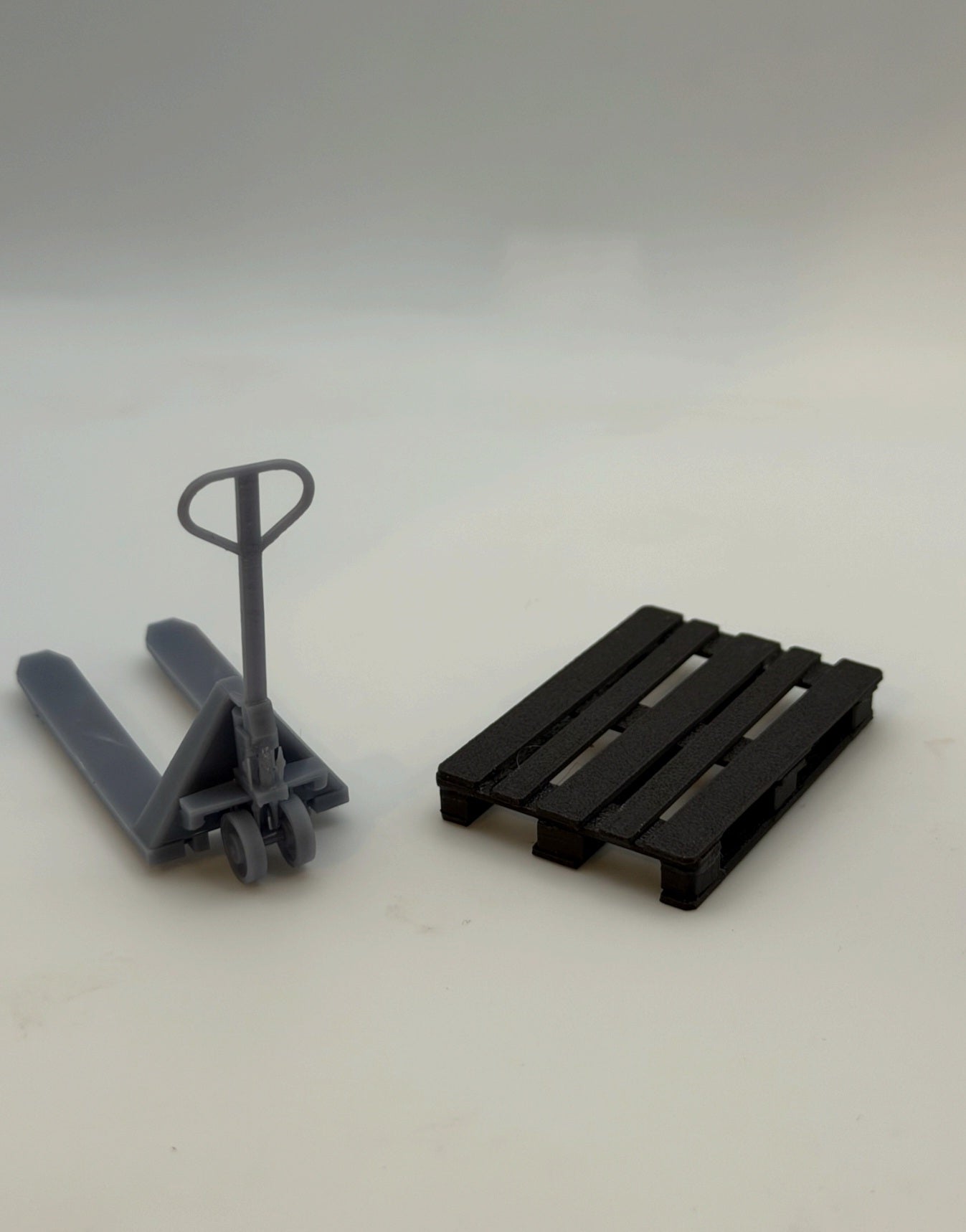 Pallet pump truck and pallet